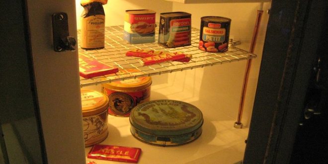 Geladeira aberta com produtos