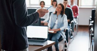 Como a extração de texto de imagens ajuda os alunos?