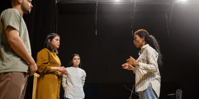 Qual é a importância do treinamento vocal nas aulas de atuação