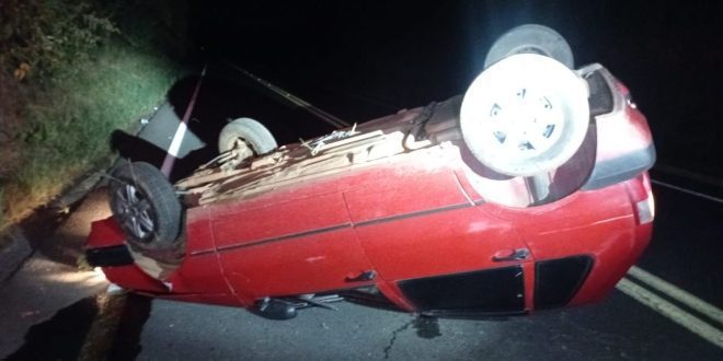 Motorista de 63 anos é socorrido pelo SAMU após capotamento na MGC-135, em Japonvar no Norte de Minas