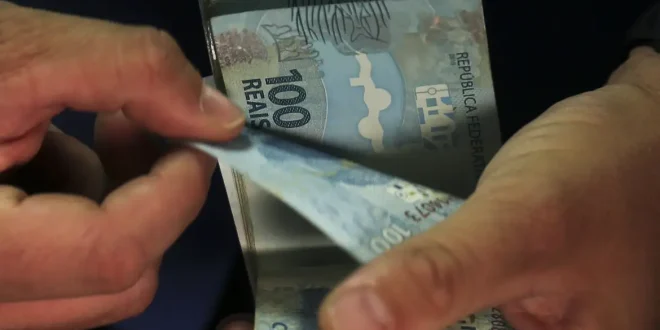 Crédito do Trabalhador: instituições financeiras podem oferecer troca de dívidas com juros menores