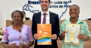 Maria Santana Francisca de Campos e Jovêncio Alves Machado, agora casados, e o juiz coordenador do Cejusc Pirapora (Crédito: Divulgação Agin / TJMG)