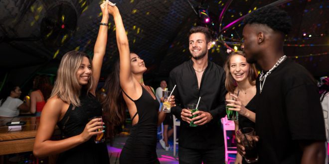 Como aproveitar ao máximo a balada com os amigos: dicas para curtir cada momento
