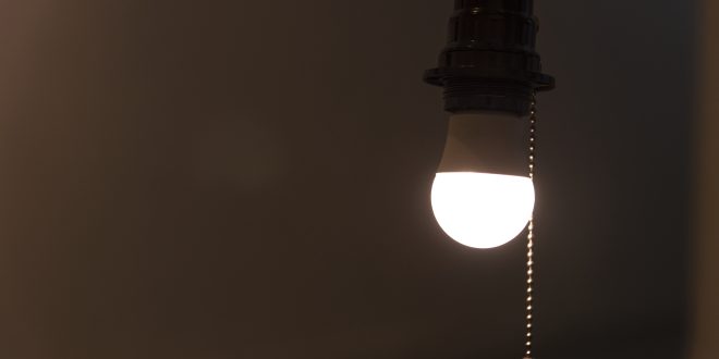 Bandeira amarela na conta de luz já está valendo; veja como economizar