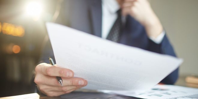 Quais as principais atribuições de um advogado que atua com licitações públicas?