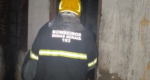 Bombeiros combatem incêndio em residência no bairro João Botelho
