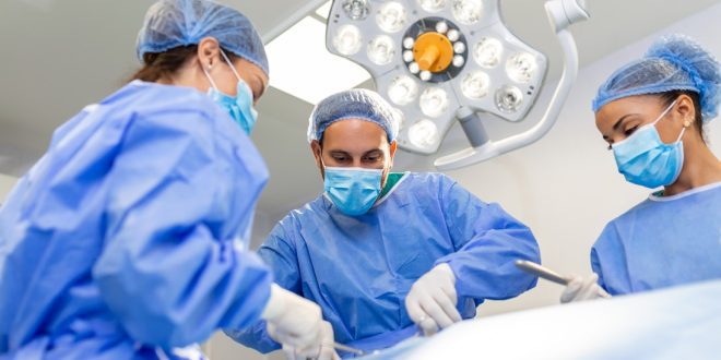 Como usar iluminação integrada para otimizar procedimentos cirúrgicos