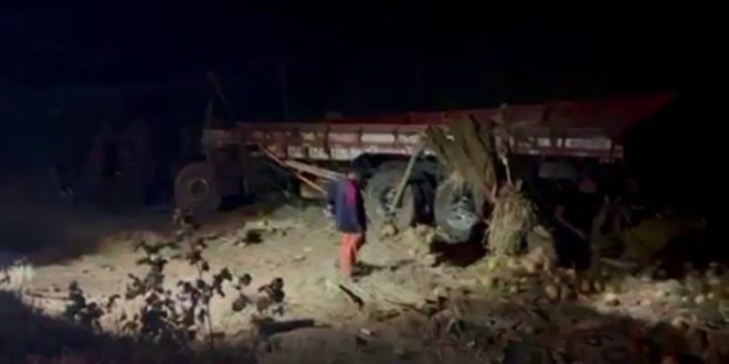 Motorista fica ferido após tombamento de caminhão na BR-251 no Norte de Minas