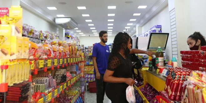 Comércio pressiona governo por revogação de portaria que limita funcionamento aos domingos e feriados