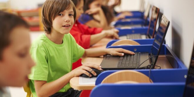 Projeto leva internet rápida a mais de 3 mil escolas públicas em todo o país
