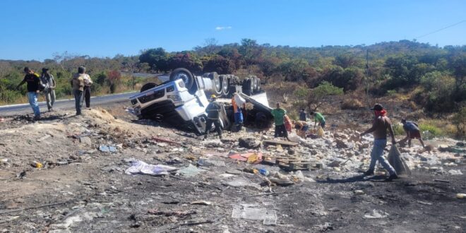 Carreta tomba na BR-251 e motorista é encontrado sem vida preso às ferragens