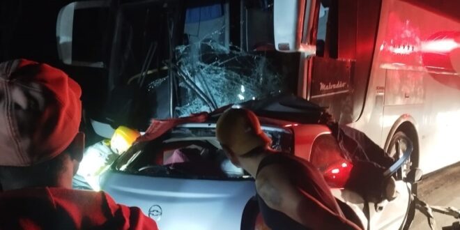 Tragédia na BR-122: colisão entre carro e ônibus deixa cinco mortos em Janaúba