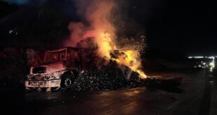 Incêndio em caminhão carregado com carvão mobiliza bombeiros na BR-251, em Montes Claros