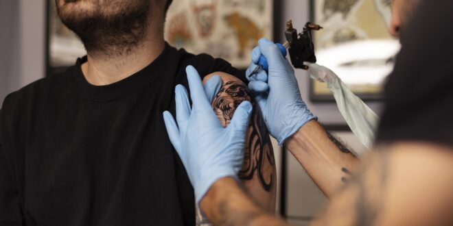 Anestesia para tatuagem estética está proibida: veja nova regra do CFM