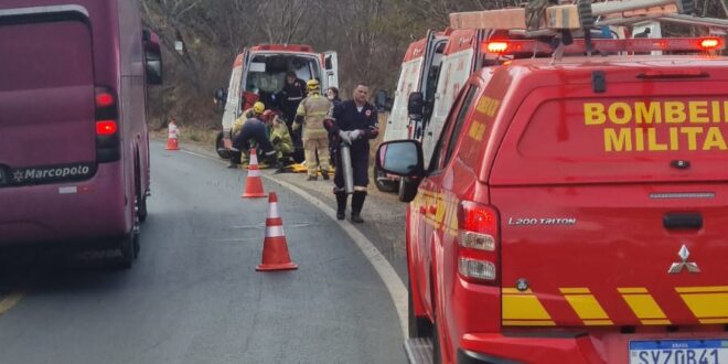 Veículo capota e cai em ribanceira na MGC-135, em Montes Claros
