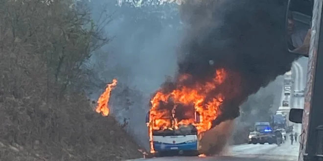 Bombeiros debelam incêndio em ônibus na BR-251, em Montes Claros