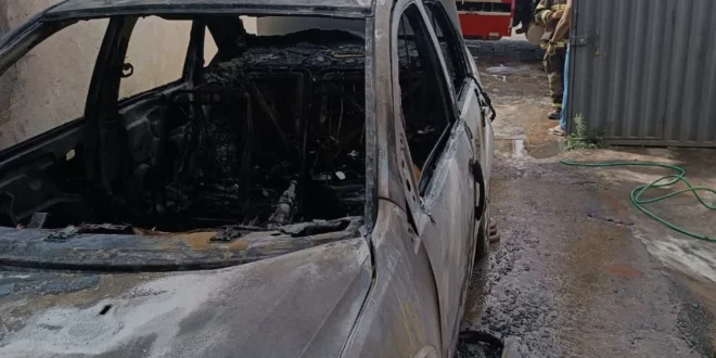 Incêndio destrói veículo em Bocaiúva