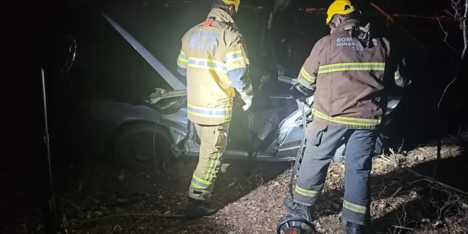 Motorista fica preso às ferragens após acidente grave na MGC-135, em Januária