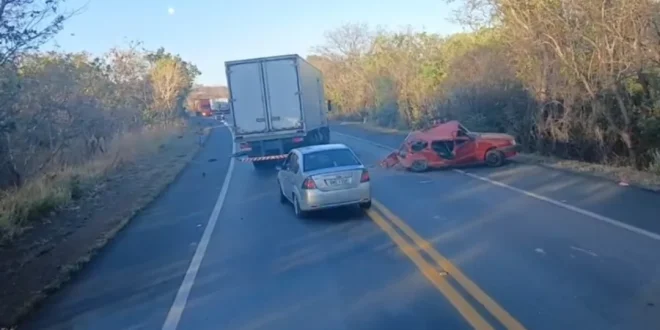 Colisão entre carro e caminhão deixa um morto na BR-135 em Engenheiro Navarro, no Norte de Minas