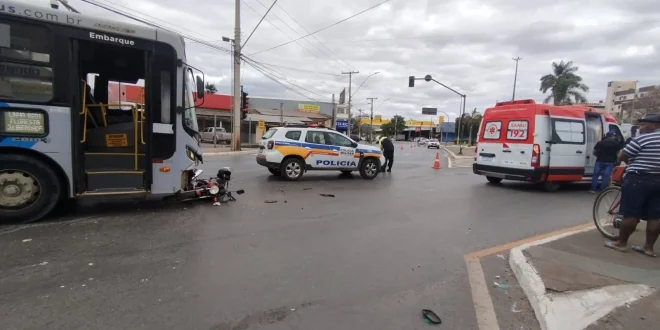 Jovem sofre traumatismo em colisão entre moto e ônibus em Montes Claros