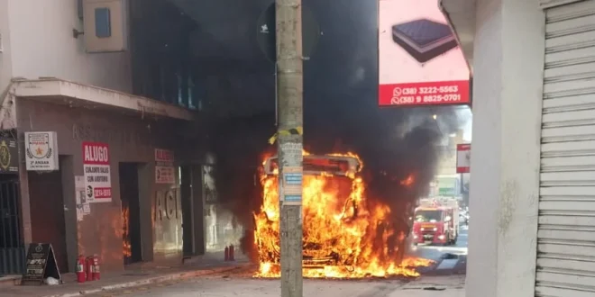 Incêndio em ônibus urbano causa correria no centro de Montes Claros