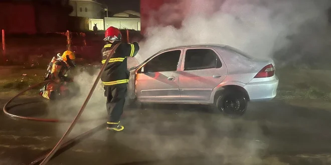 Veículo é destruído por incêndio na madrugada no bairro Canelas II