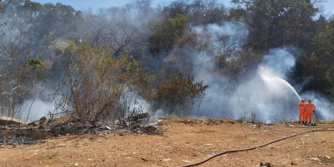 Bombeiros combatem múltiplos incêndios em Montes Claros durante período de estiagem