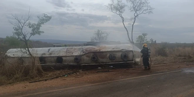 Caminhão com 35 mil litros de combustível tomba em curva na MGC-451, em Olhos D’água; operação de contenção durou mais de 24 horas