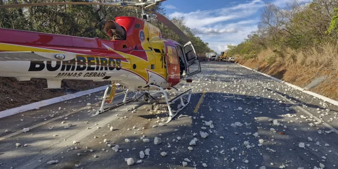 Violenta colisão entre carretas e caminhão deixa cinco feridos na BR-365, em Claro dos Poções, Norte de Minas