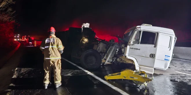 Cabine é arrancada em colisão entre carretas na BR-135 entre Bocaiuva e Montes Claros