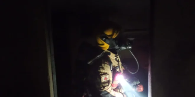 Incêndio atinge residência no bairro Dr. João Alves e mobiliza bombeiros em Montes Claros