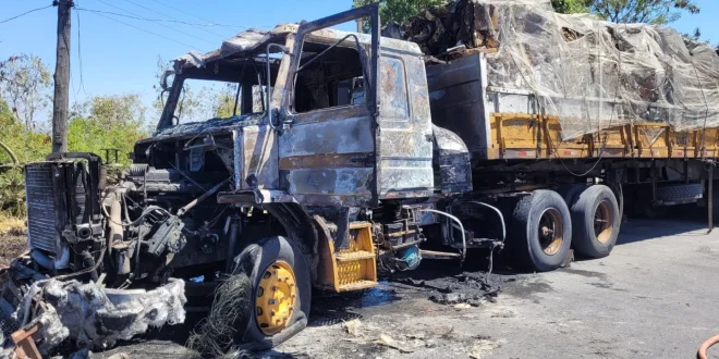 Caminhão carregado de sucata pega fogo na BR-135 em Montes Claros