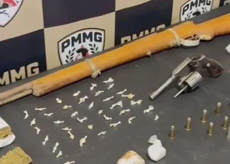 Polícia Militar prende suspeito e apreende drogas, armas e munições em Porteirinha