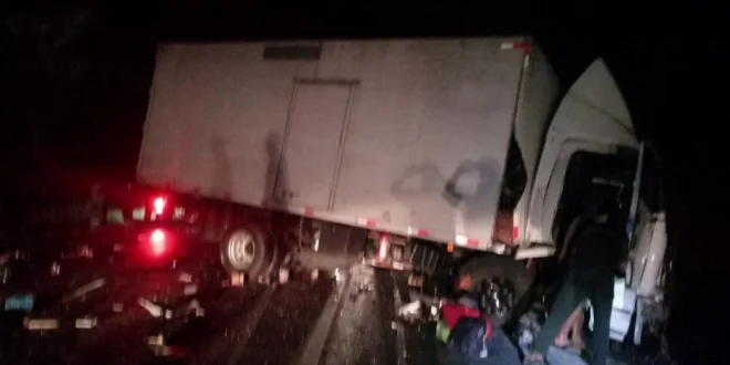 Tragédia na MGC-135 em Bocaiuva: colisão entre carretas deixa dois mortos e lança caminhão em ribanceira no Norte de Minas