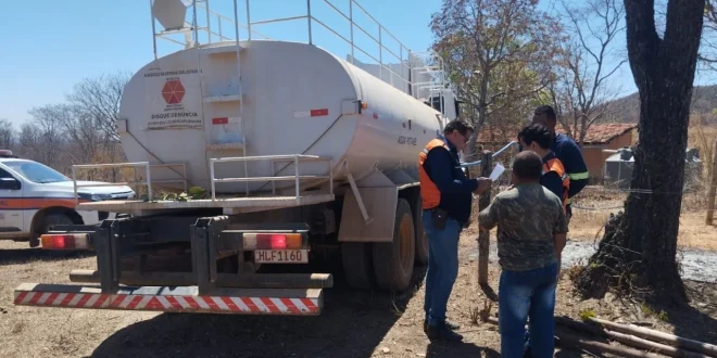 Montes Claros - Prefeitura entrega 972 mil litros de água e cestas básicas a 26 comunidades rurais afetadas pela seca