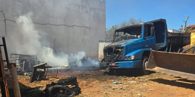 Montes Claros - Incêndio em depósito destrói veículos no bairro Delfino Magalhães