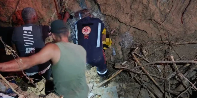 Montes Claros - Homem cai em vala de seis metros após perder controle de moto na zona rural de Montes Claros