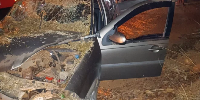 Pai e filho ficam feridos após colisão entre carro e trator na LMG-652, em Icaraí de Minas