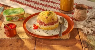 Receita prática e saborosa: aprenda a fazer cuscuz cremoso com carne seca e bacon