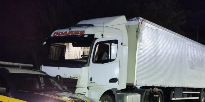 Montes Claros - PRF apreende caminhão com semirreboque adulterado na BR-251 em Montes Claros