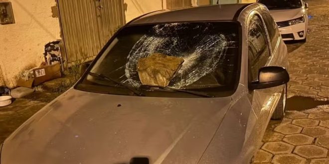 Salinas - Homem em surto causa danos a imóveis e veículo no bairro Casa Blanca