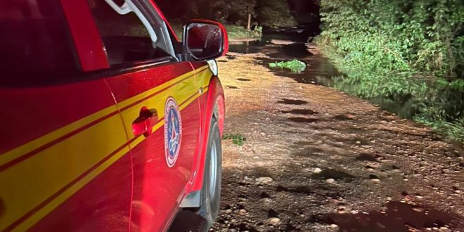 Bombeiros de Bocaiuva resgatam duas pessoas ilhadas após enchente em Olhos d’Água
