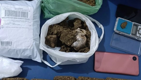 Ibiaí: denúncia de abandono leva PM a apreender drogas e materiais do tráfico