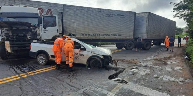 BR-251: acidente entre caminhonete e carreta deixa uma pessoa morta em Fruta de Leite