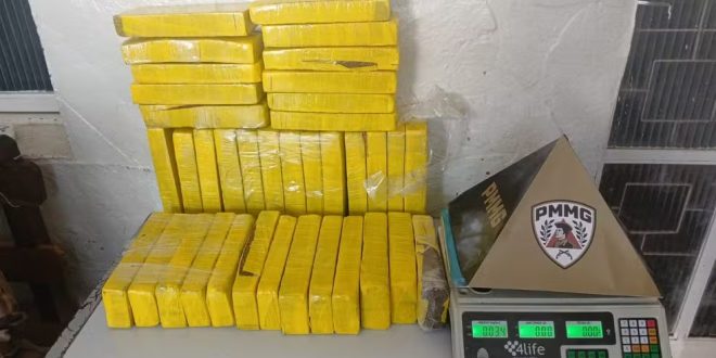 Montes Claros - Polícia Militar apreende 37 barras de maconha na Vila Sion
