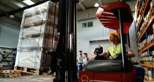 Manutenção preventiva de empilhadeiras ajuda a evitar gargalos na logística interna; entenda