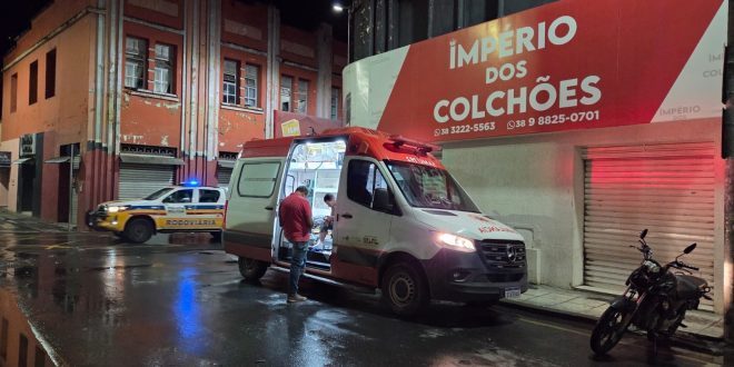 Montes Claros: motociclista de 20 anos é socorrido pelo SAMU após acidente no centro
