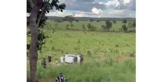 Capotamento na BR-365 deixa quatro feridos em Montes Claros