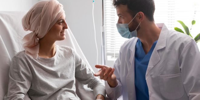 assistente de saude a cuidar de uma paciente