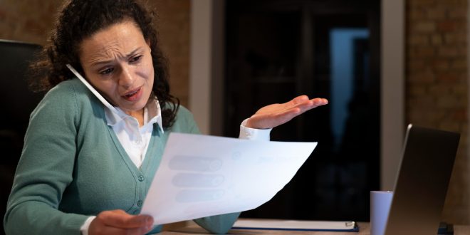 mulher cansada trabalhando ate tarde em um prazo